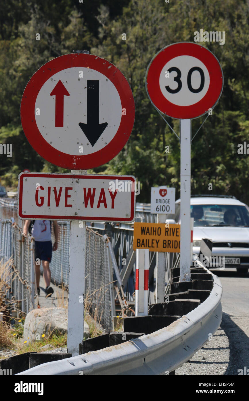 Ceder el rendimiento señal de carretera Nueva Zelandia round-a-bout signo de límite de velocidad Foto de stock