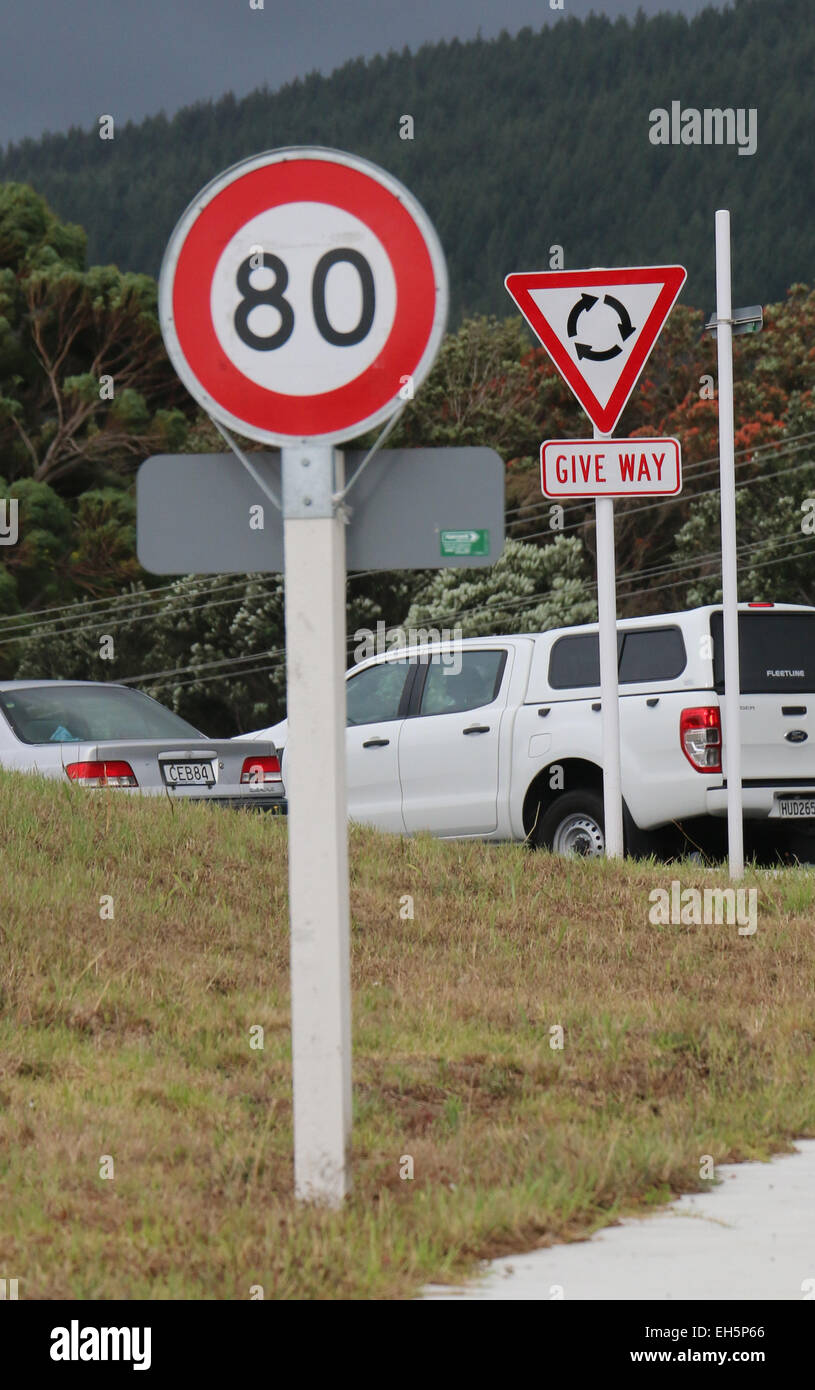 Límite de velocidad y rendimiento de manera dan señales de carretera Nueva Zelandia round-a-bout Foto de stock