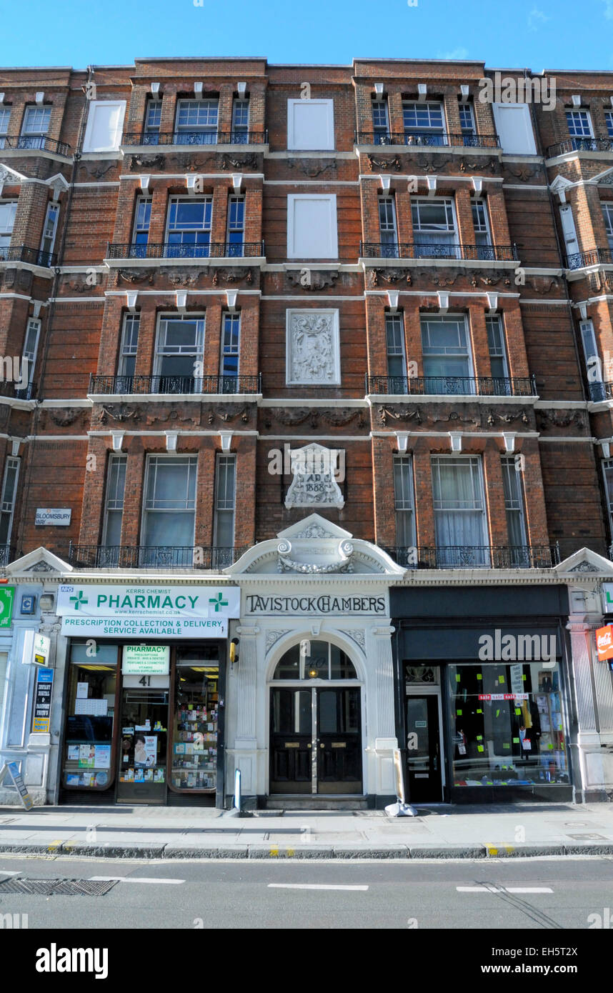 Tavistock Chambers, tarde Victoria pisos con tiendas locales a continuación, Bloomsbury Way, Londres, Inglaterra Gran Bretaña UK Foto de stock