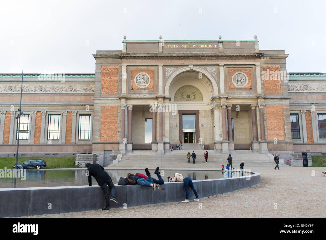 La galería nacional de Dinamarca en noviembre de 2014 con los visitantes tomar imágenes del exterior Foto de stock