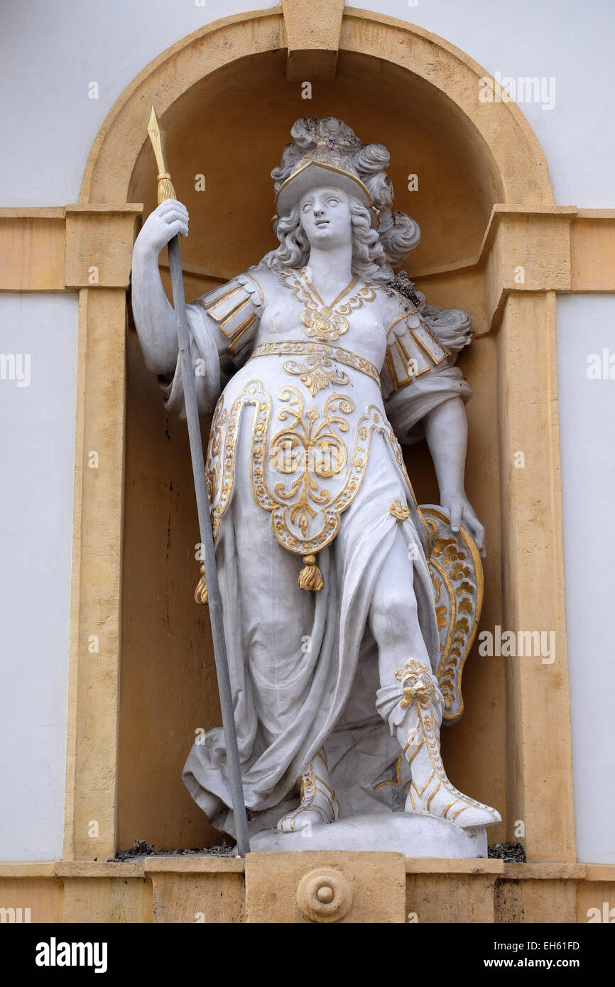 Minerva, la diosa romana de la sabiduría y el patrocinador de las artes, el comercio, y la estrategia, el Arsenal (Zeughaus) centro histórico de Graz. Foto de stock