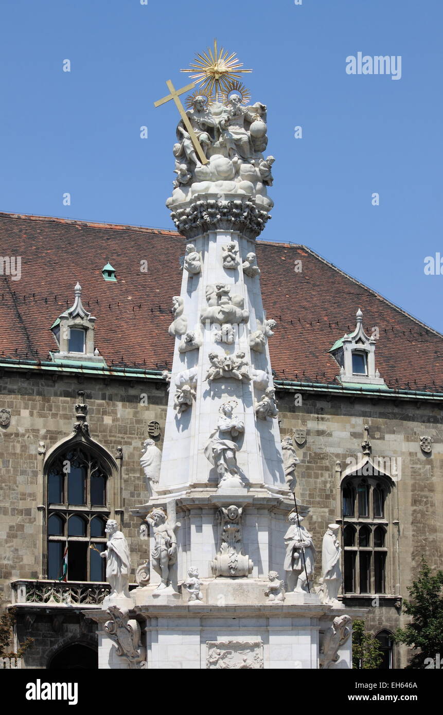 Columna de la santísima Trinidad en frente de la Iglesia de Matías en Budapest, Hungría Foto de stock