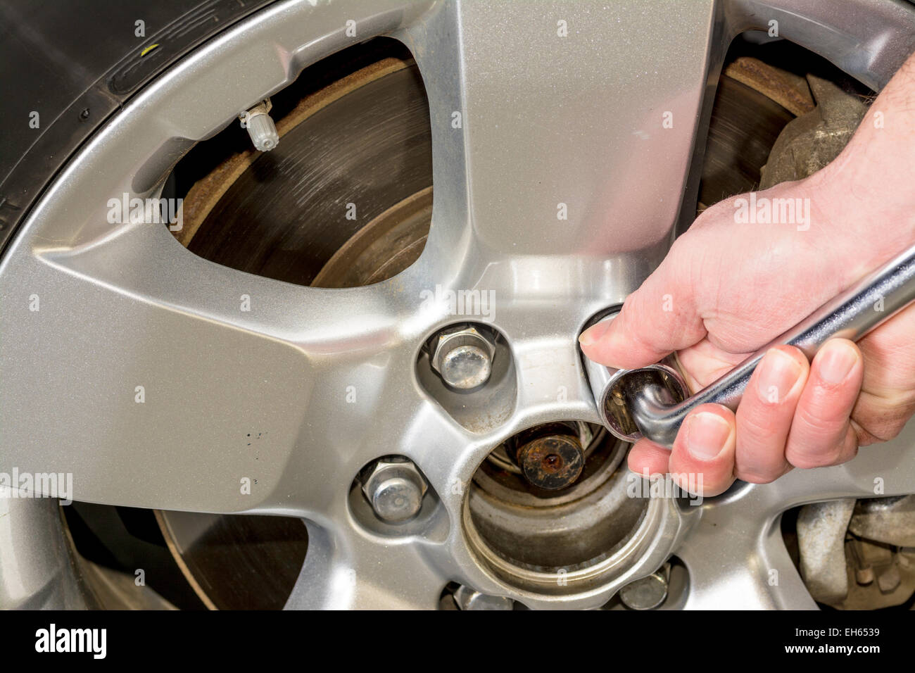 Tuercas de la rueda fotografías e imágenes de alta resolución - Página 3 -  Alamy