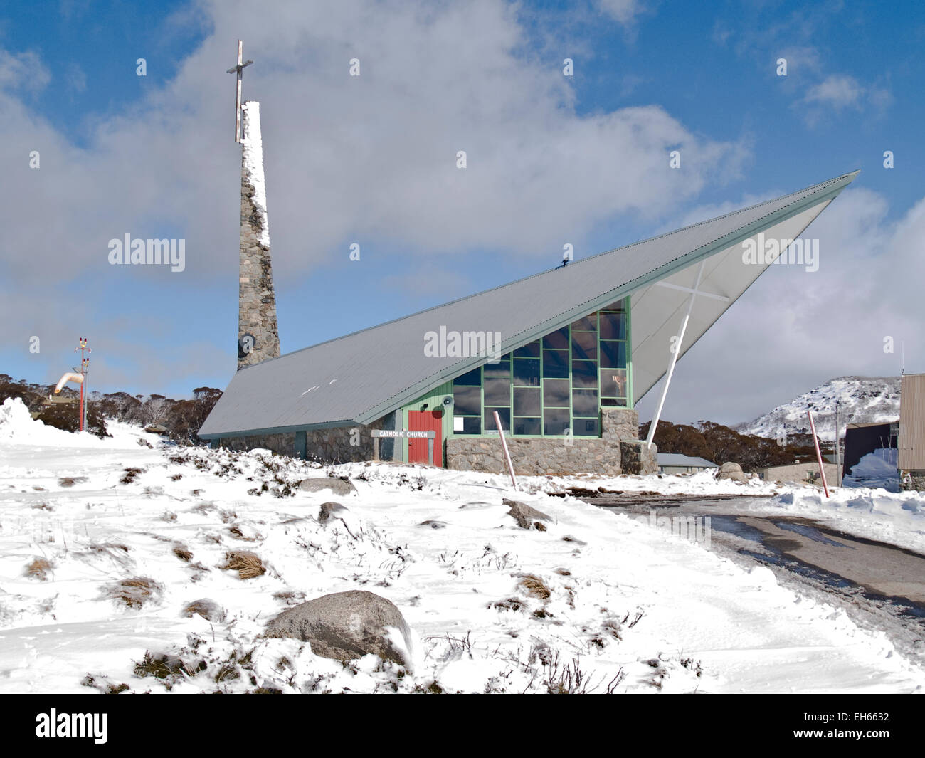 Australia: la Iglesia Católica Romana, Perisher Valley, montañas nevadas, NSW Foto de stock