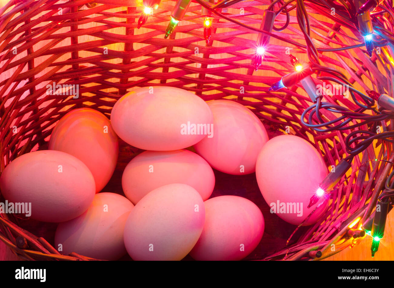 Los huevos de pascua en las luces de Navidad Foto de stock