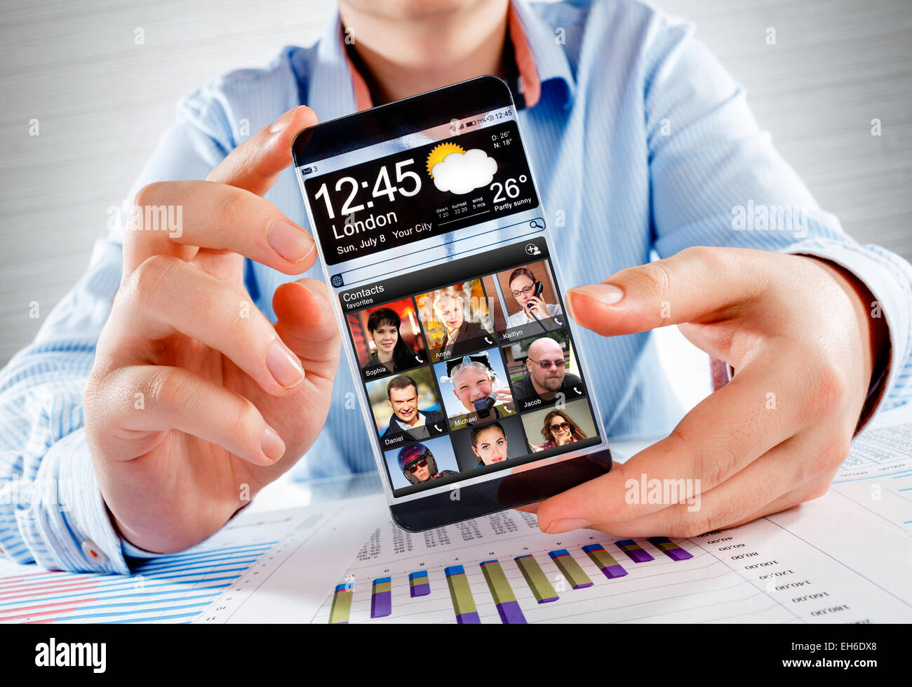 Teléfono inteligente (phablet futurista) con una pantalla transparente en manos humanas. Concepto Futuro real ideas innovadoras y mejor tech Foto de stock