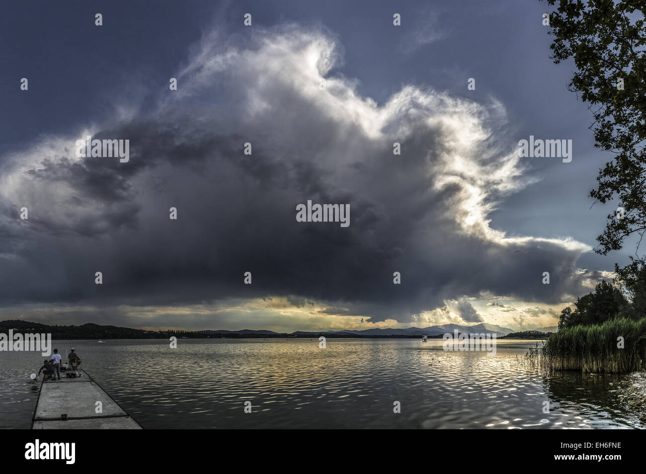 Lago Varese, panorama de Schiranna al atardecer - Lombardía, Italia Foto de stock