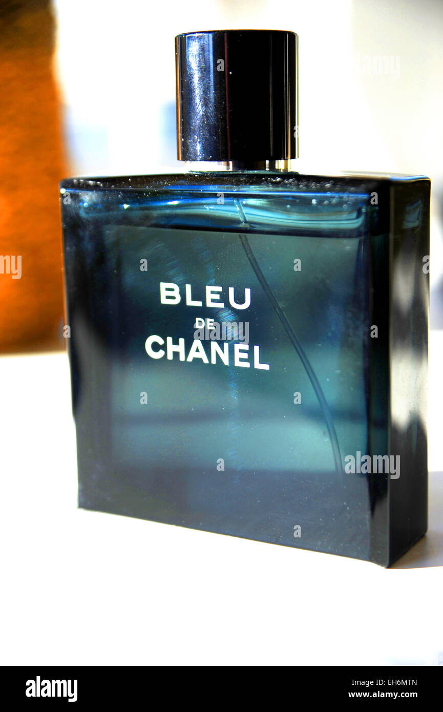 Botella de Bleu de Chanel para hombres en fuerte luz lateral Fotografía de  stock - Alamy