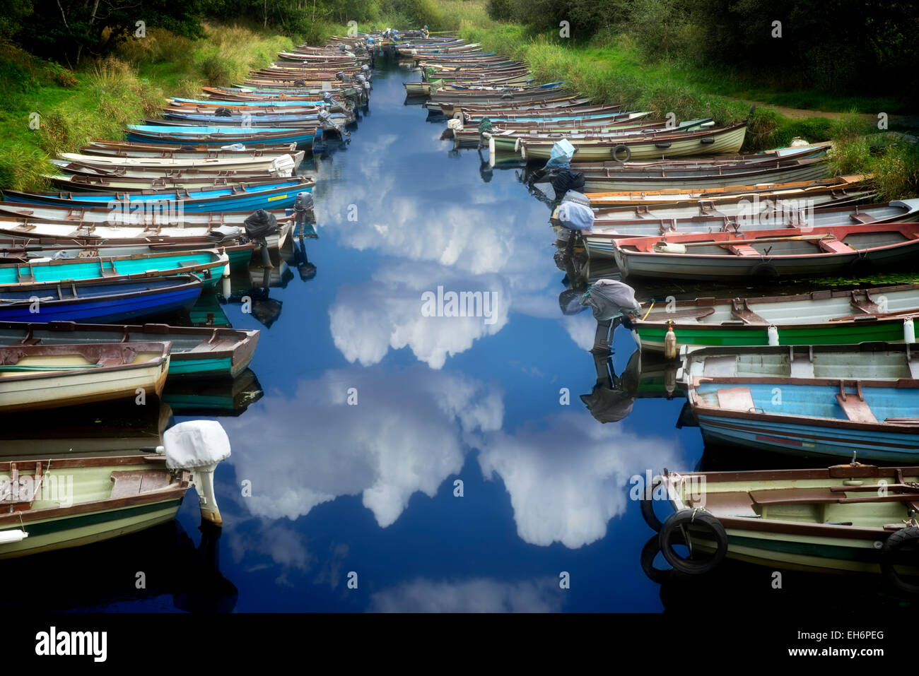 Los barcos de pesca en pequeña ensenada. El Parque Nacional de Killarney, Irlanda. Foto de stock