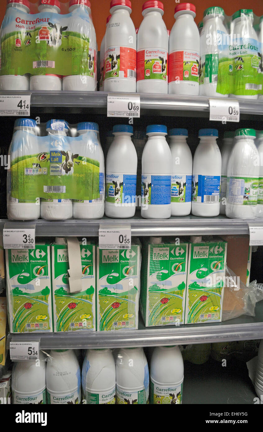 Estantes de diferentes tipos de larga vida (UHT), leche en un supermercado en Leuven, Brabante, Bélgica. Foto de stock