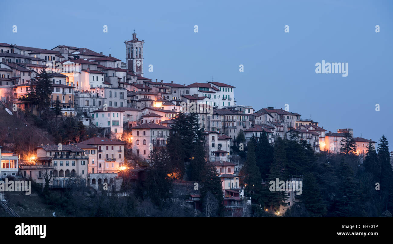 Antigua ciudad Santa María del Monte de Varese, Italia en la noche Foto de stock