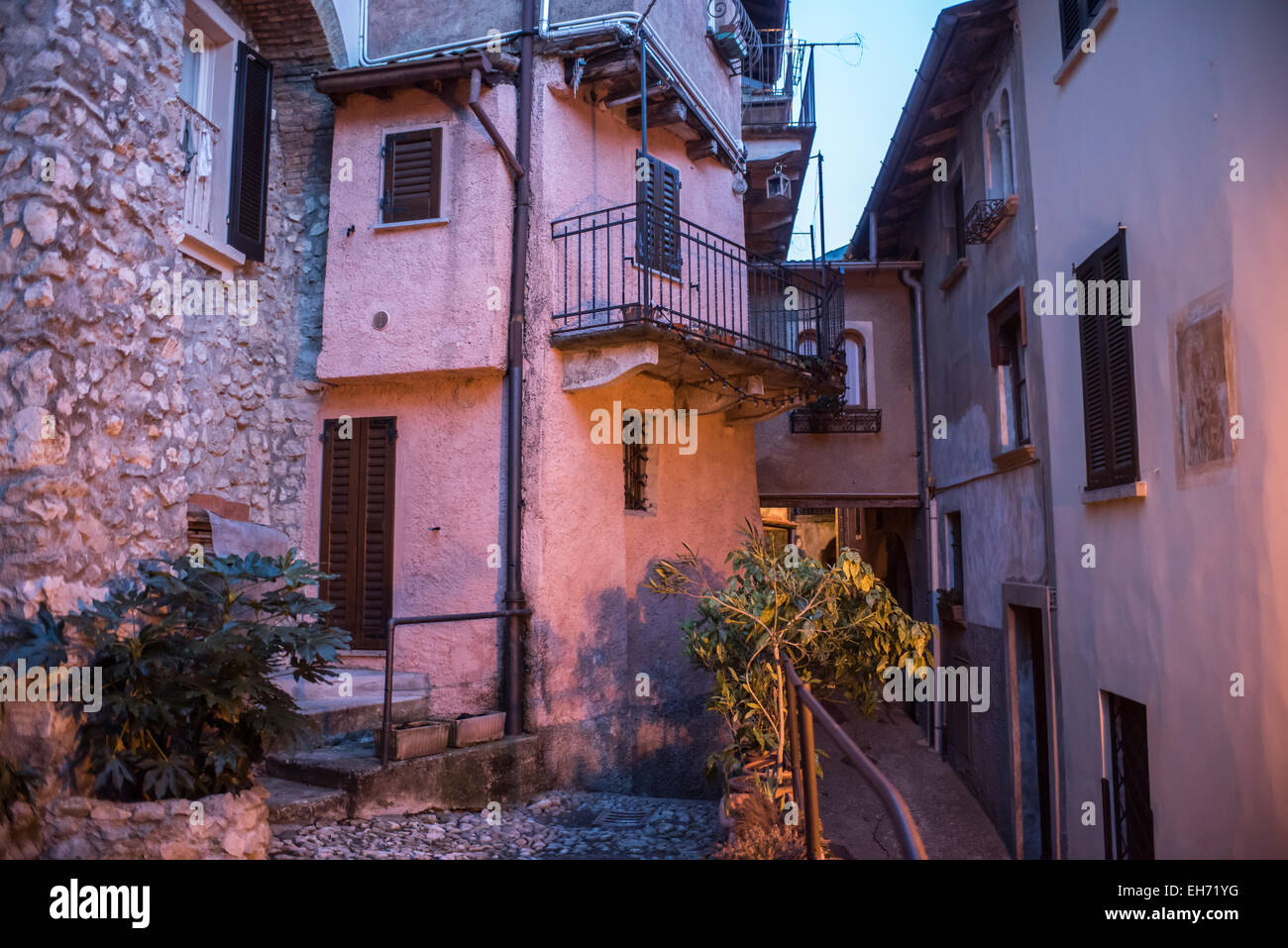 Arquitectura y calles estrechas en Santa María del Monte de Varese, Italia al atardecer Foto de stock