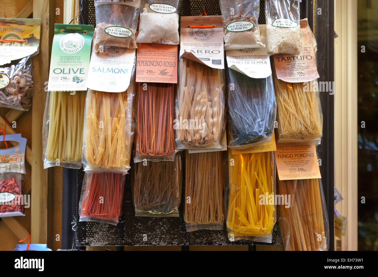 Una selección de pasta cruda en venta en un supermercado en Roma, Italia. Foto de stock