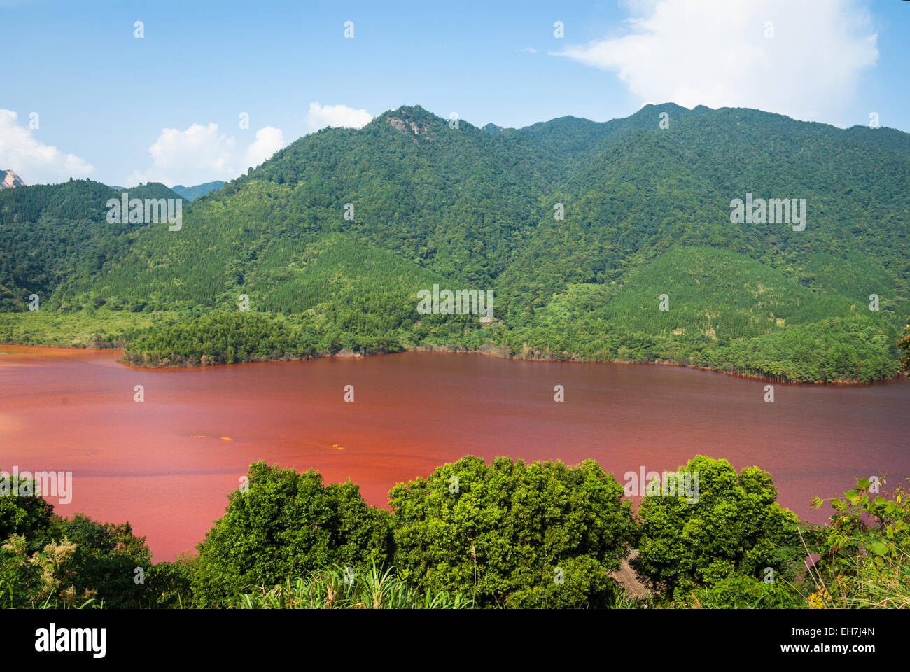Lago con drenaje ácido de mina de la mina Dabaoshan en Guangdong, China Foto de stock