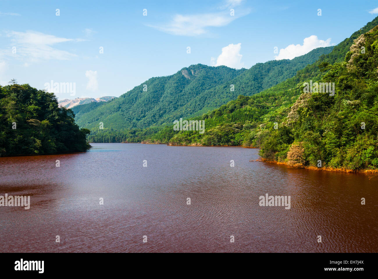 Lago con drenaje ácido de mina de la mina Dabaoshan en Guangdong, China Foto de stock