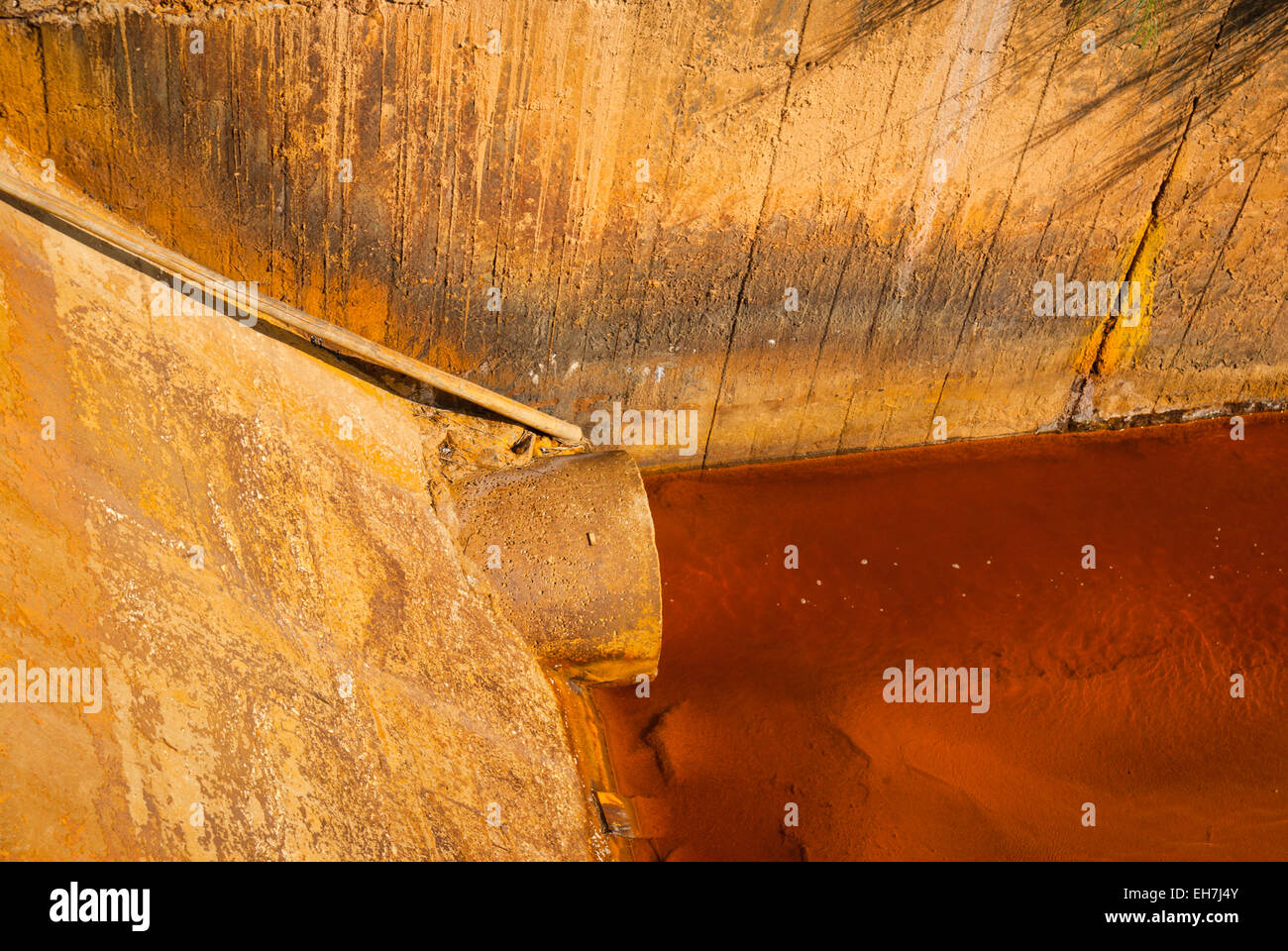 Drenaje ácido de mina Mina Dabaoshan, Guangdong, China Foto de stock