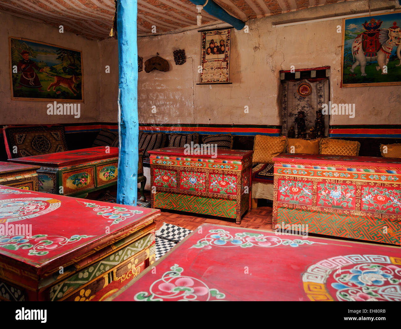 Muebles de estilo tradicional tibetana en un comedor en Ghami, Mustang  Superior, Nepal Fotografía de stock - Alamy