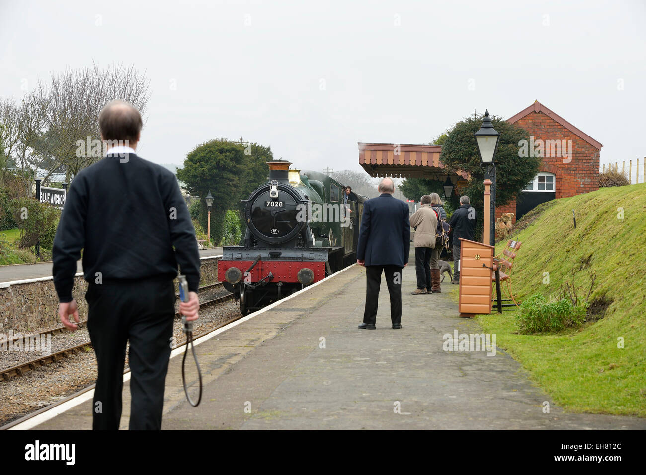 Odney Manor vapor Blue Anchor tren llega a la estación de tren West Somerset Foto de stock