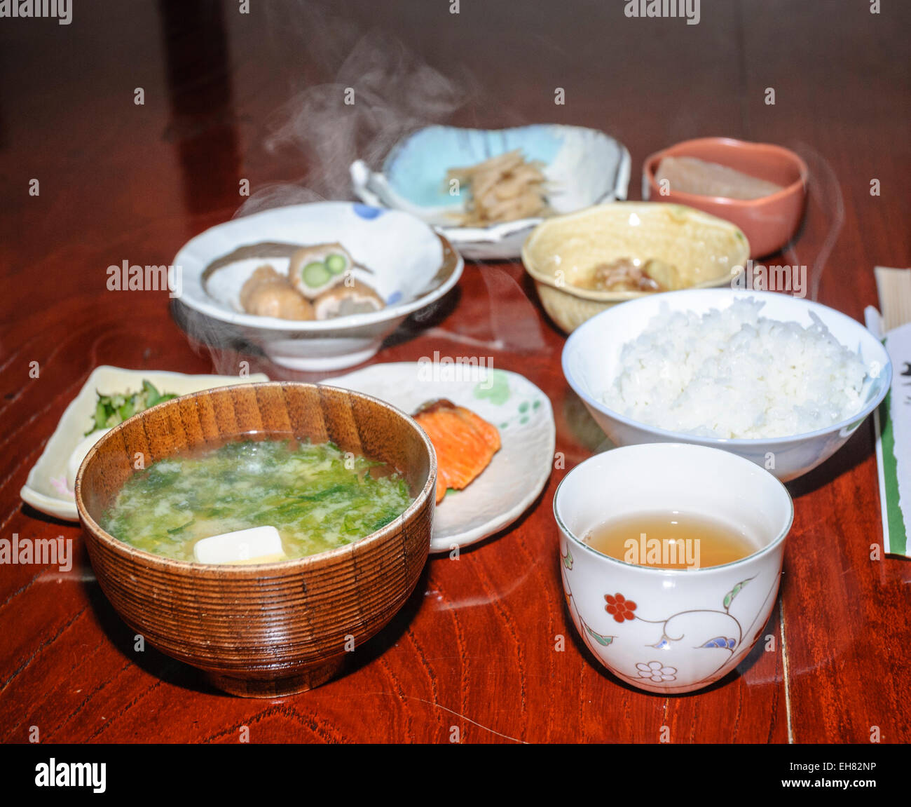 Vapor caliente la comida en una tradicional comida japonesa: varios cursos de la cena son servidos al mismo tiempo. washoku; Foto de stock