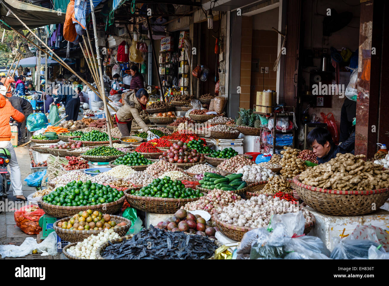 Mercado en el barrio antiguo de Hanoi, Vietnam, Indochina, en el sudeste de Asia, Asia Foto de stock