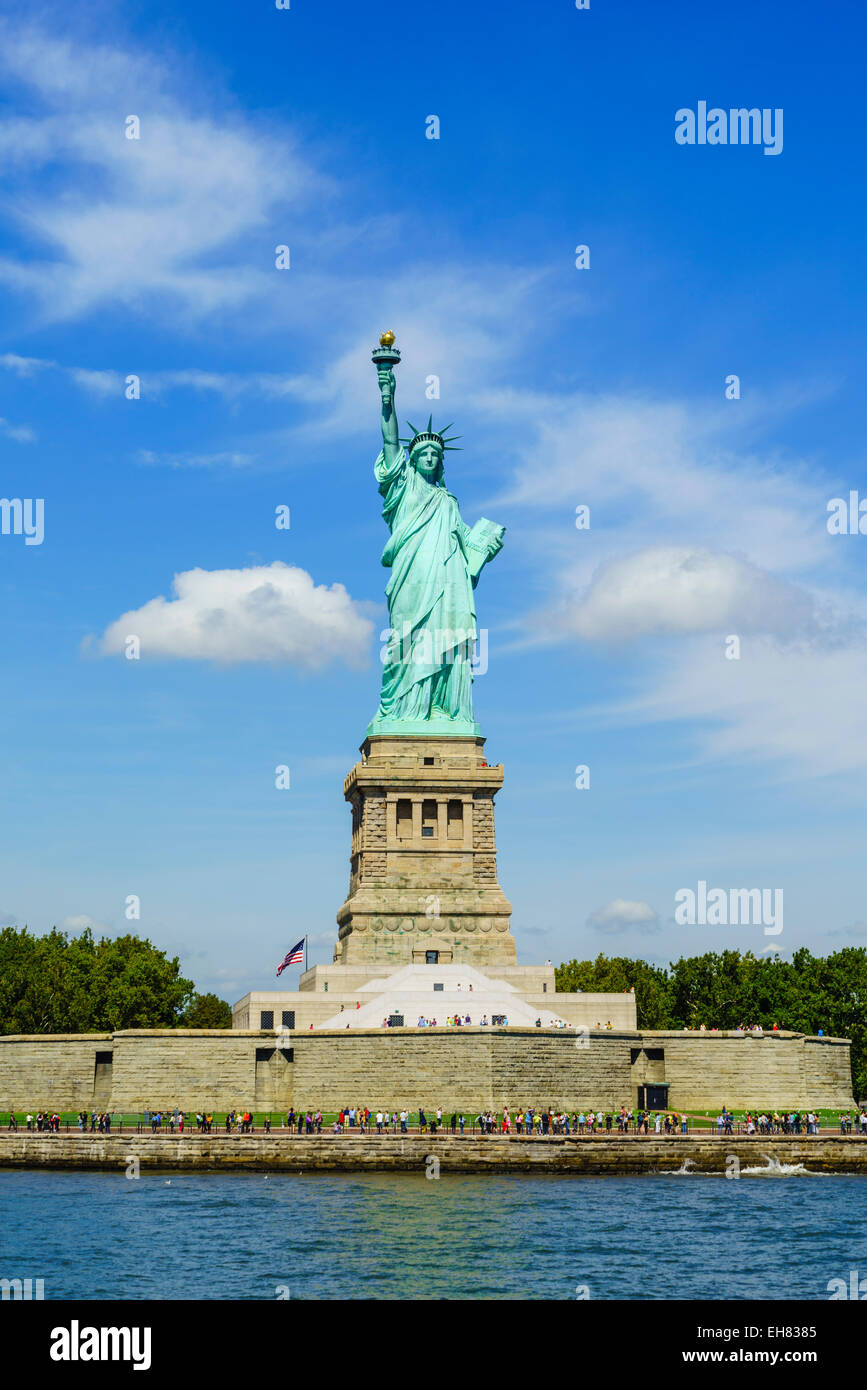 La estatua de la libertad y de la Isla de la libertad, de la ciudad de Nueva York, Nueva York, Estados Unidos de América, América del Norte Foto de stock