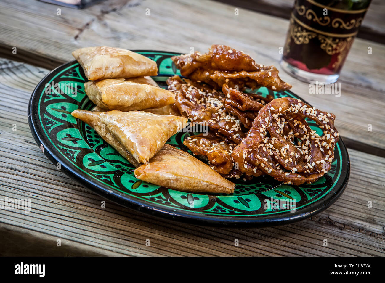 La miel tradicional y dulce de almendra pastas de Marruecos Fotografía de  stock - Alamy