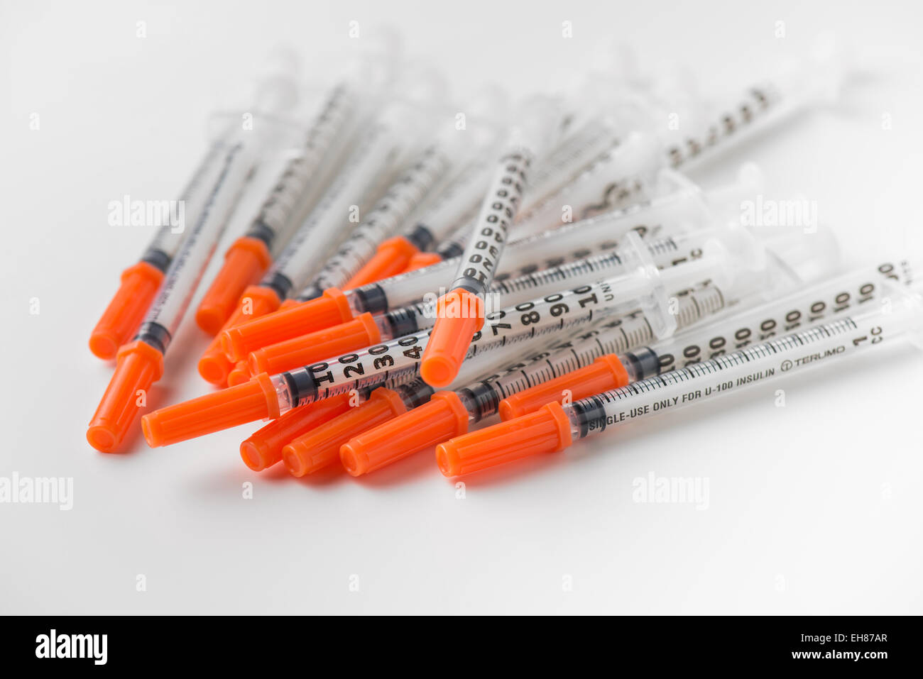 Jeringas desechables para inyecciones de insulina Foto de stock