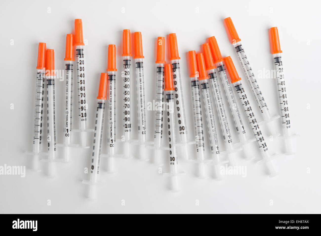 Jeringas desechables para inyecciones de insulina Foto de stock