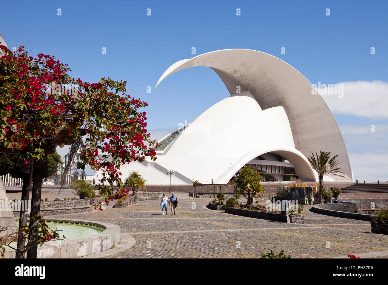 El Auditorio de Tenerife 'Adán Martín' avant-garde, el Congreso y la sala de conciertos, por el arquitecto Santiago Calatrava Foto de stock