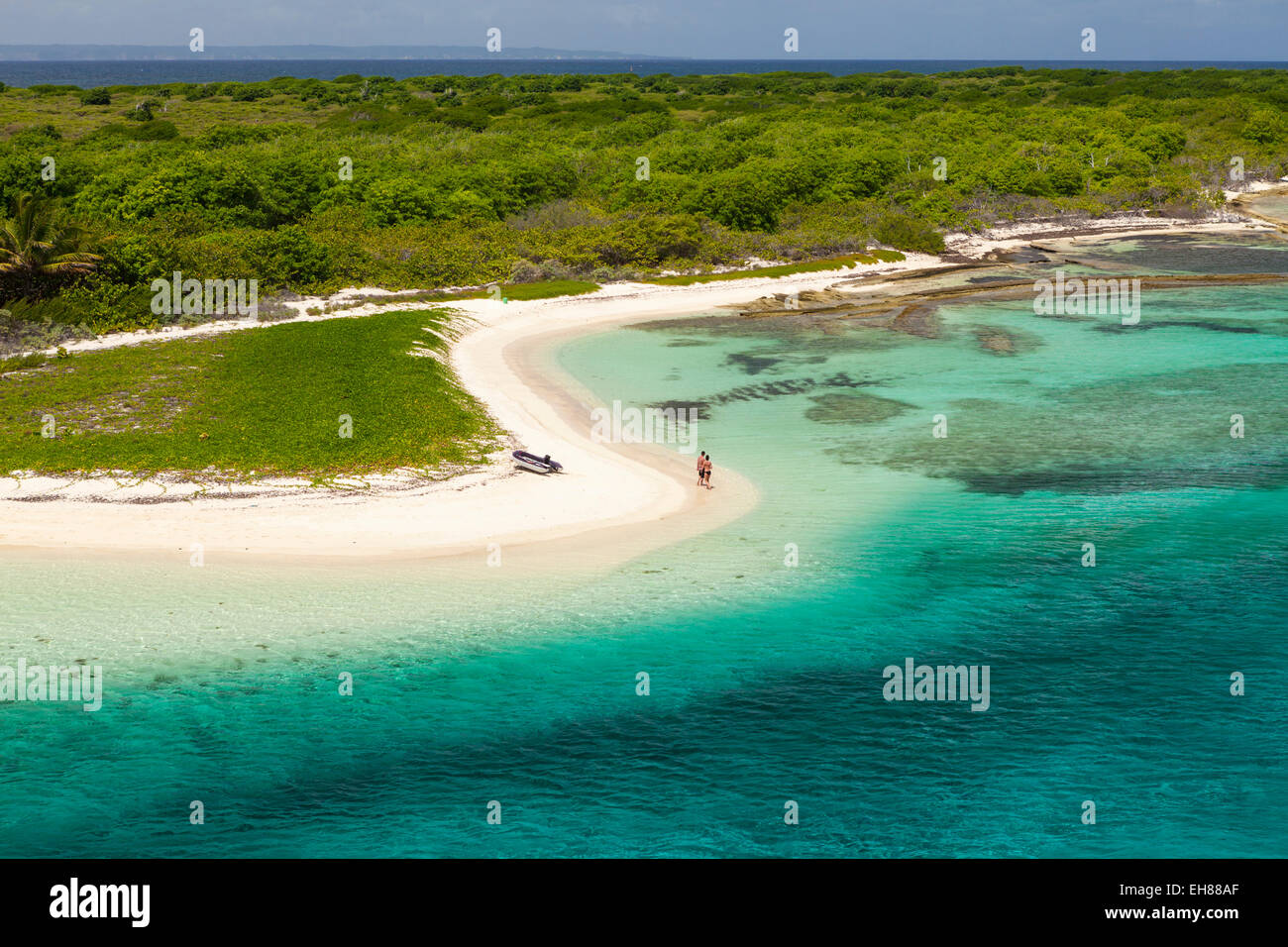 Playa de arena y una laguna azul, Petite Terre, Guadeloupe Foto de stock