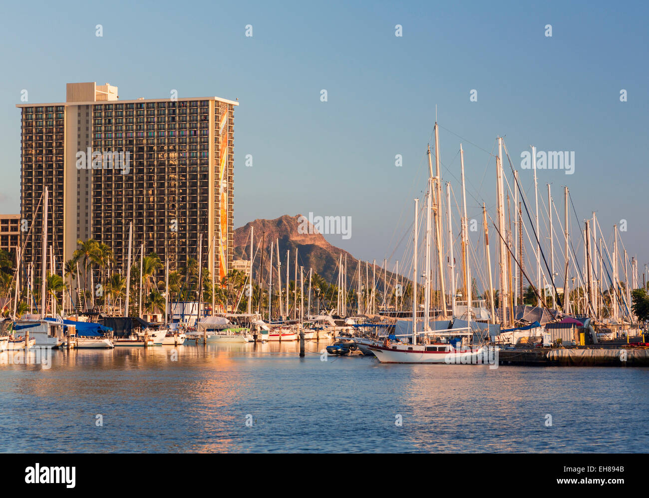 Waikiki, Hawaii, con veleros en el puerto de Ala Moana y el Hilton Hawaiian Village Resort detrás Foto de stock
