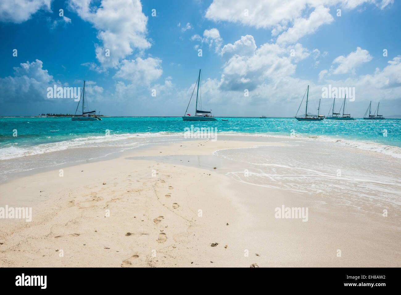 Banco de arena blanca en las aguas turquesas de Tobago Cays, Las Granadinas, las Islas de Barlovento, Antillas, Caribe Foto de stock