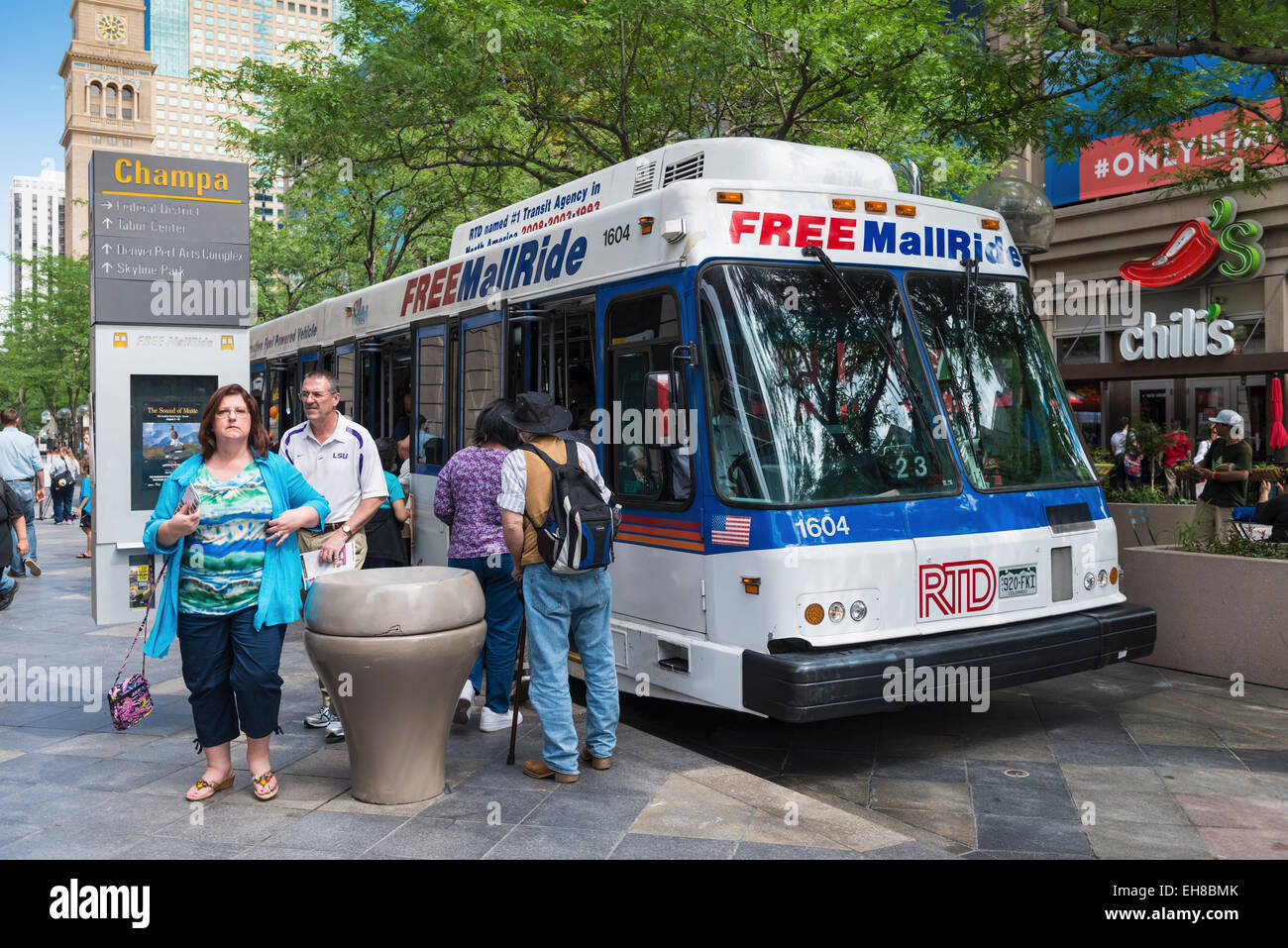 El famoso bus lanzadera gratuito en 16th Street Mall, Denver, Colorado, EE.UU. Foto de stock