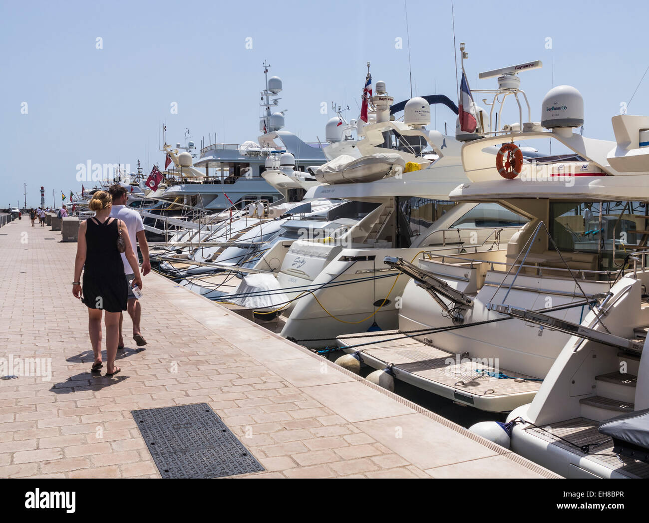 Cannes, Riviera Francesa, Cote d'Azur, Francia, Europa - Barcos / Yates de lujo en el puerto. Foto de stock