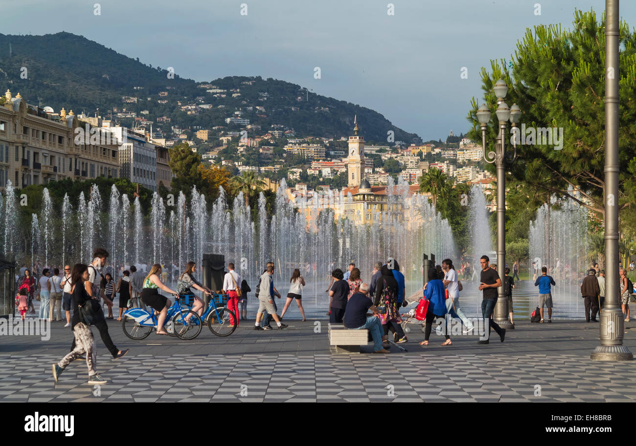 Promenade du Paillon, fuera de la plaza Massena, Nice, Francia, Europa, con espejo de agua fuente Foto de stock