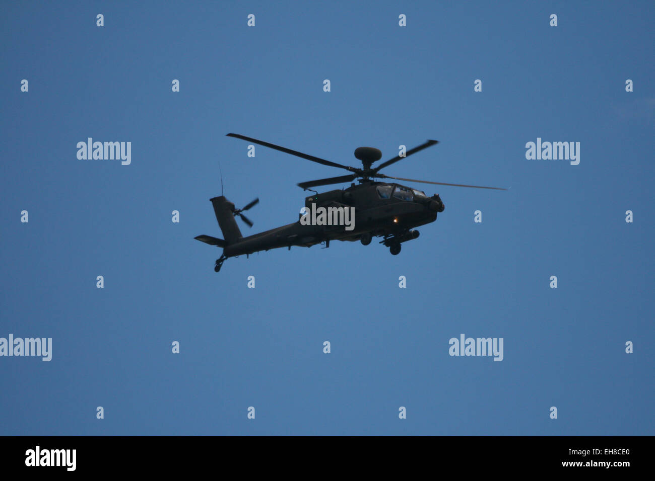 Un cuerpo de aire del Ejército de helicópteros de ataque Apache Foto de stock