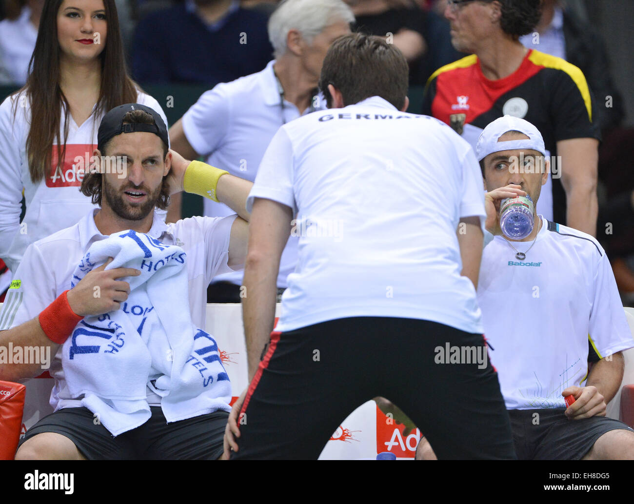 Frankfurt, Alemania. 7 Mar, 2015. André Begemann (l) y Benjamin Becker (r) de Alemania hable con su jefe de equipo Michael Kohlmann (c) durante el hombre de la primera ronda de la Copa Davis de tenis match Alemania vs Francia en Francfort, Alemania, el 7 de marzo de 2015. Alemania perdió 0-3. Foto: Arne Dedert/dpa/Alamy Live News Foto de stock