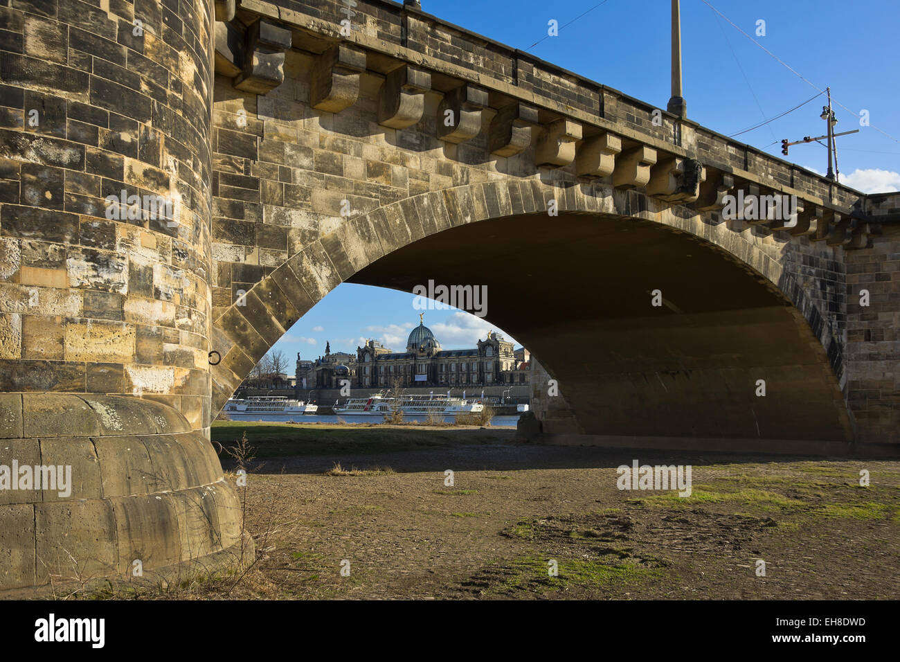 La Academia de Bellas Artes y el puente Augustusbrücke, Dresde, Sajonia, Alemania. Foto de stock