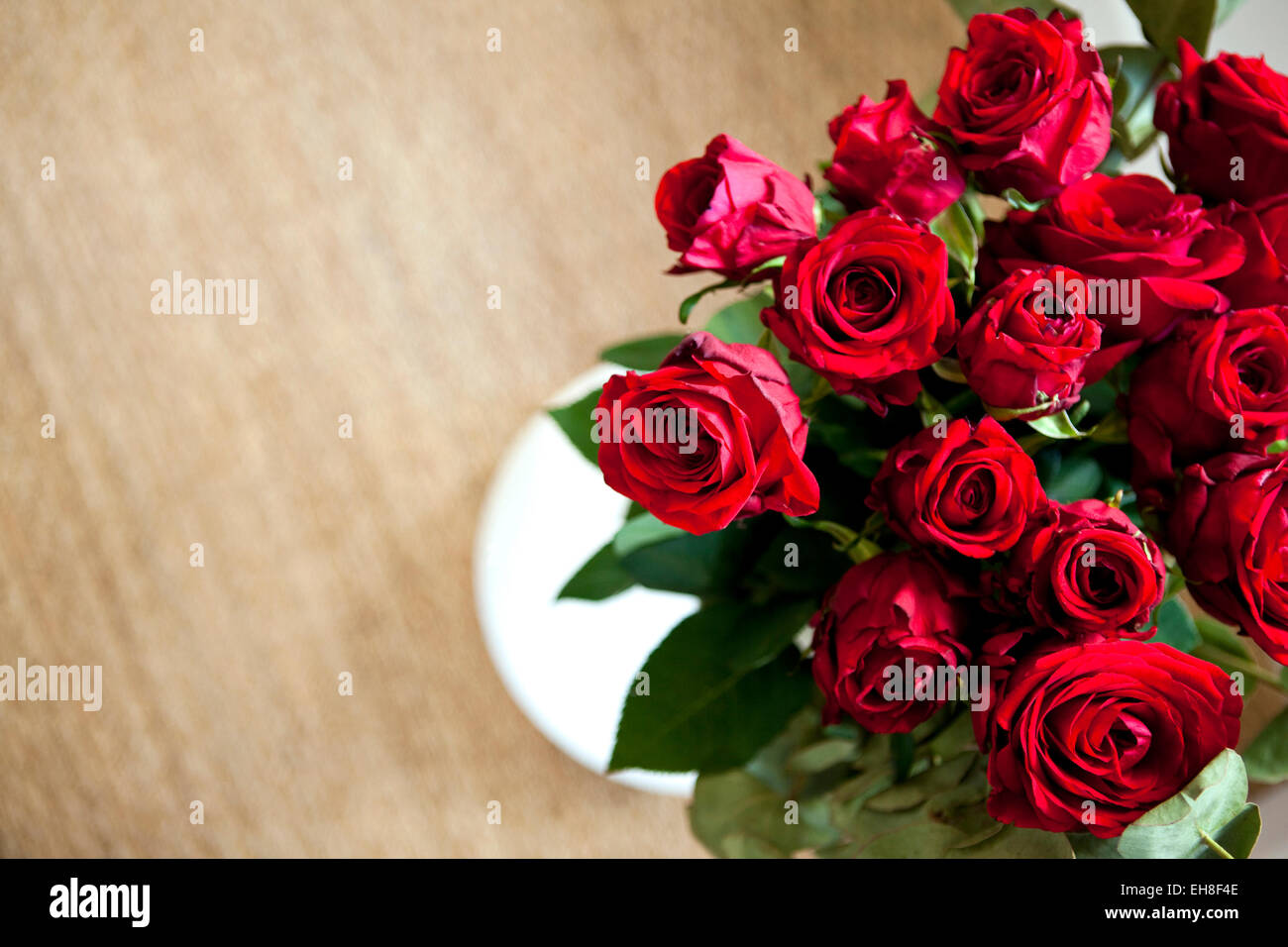 Pétalos de rosas rojas en el suelo fotografías e imágenes de alta  resolución - Alamy