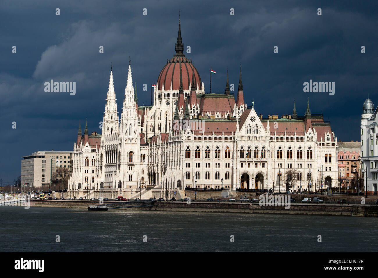 La Casa del Parlamento sobre el río Danubio, Budapest, Hungría, con cielo tormentoso detrás Foto de stock
