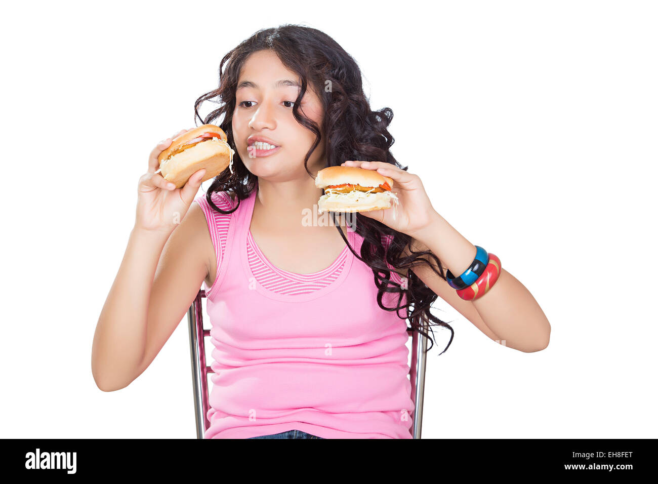 1 indian joven adolescente comiendo hamburguesas deliciosas Foto de stock