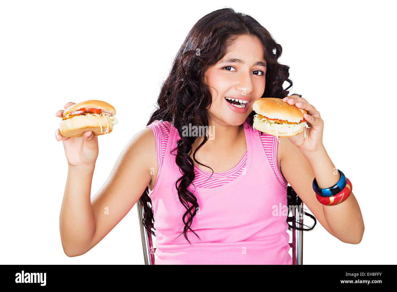 1 indian joven adolescente comiendo hamburguesas deliciosas Foto de stock