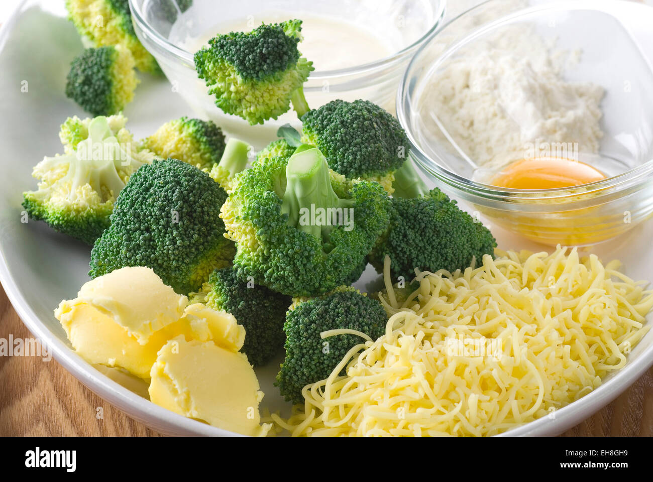 Brócoli gratinado ingredientes en un plato. Foto de stock