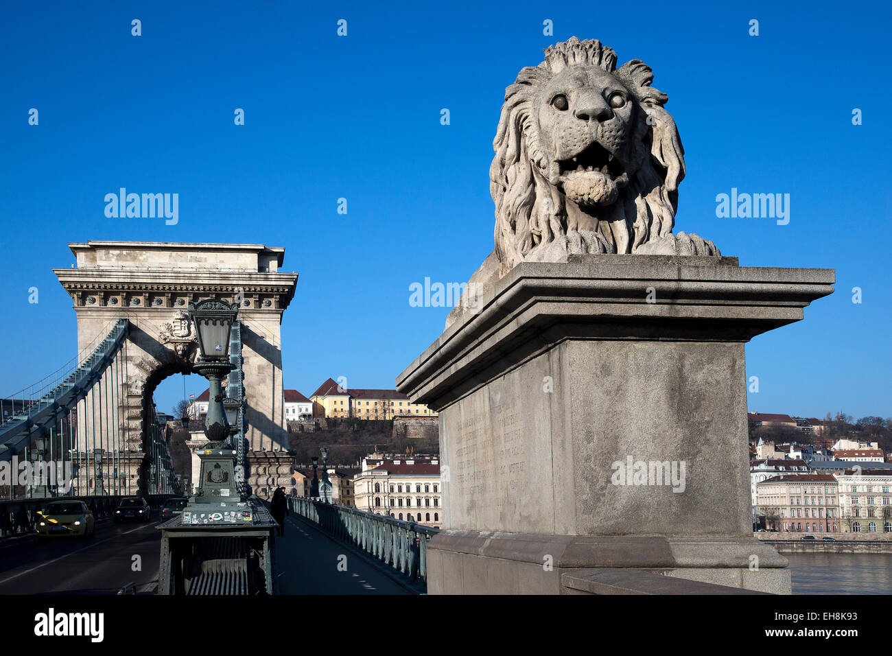 Guardian estatua de León en el puente de las cadenas, Budapest, Hungría Foto de stock