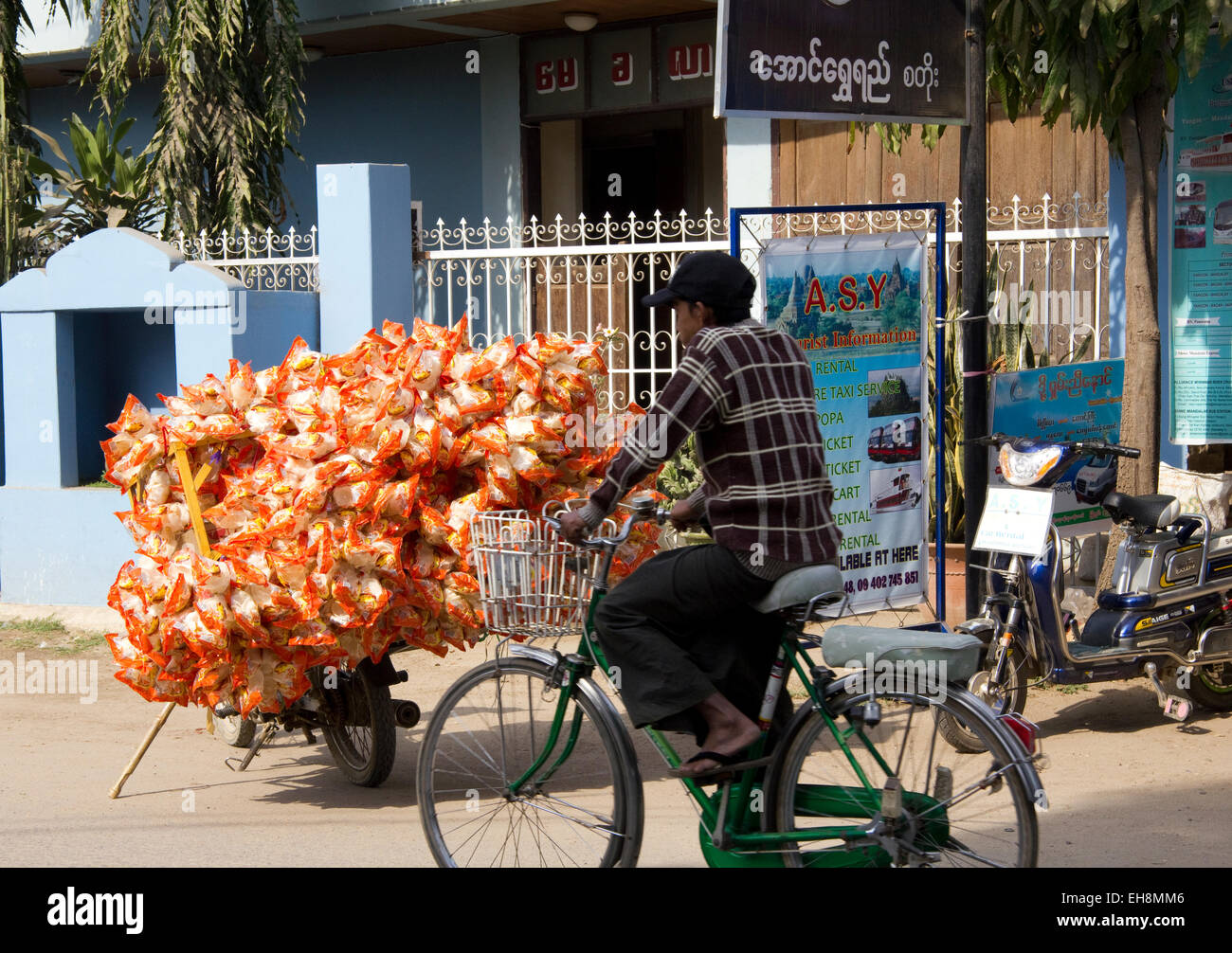 Entrega de bicicletas Bagan Myanmar Foto de stock