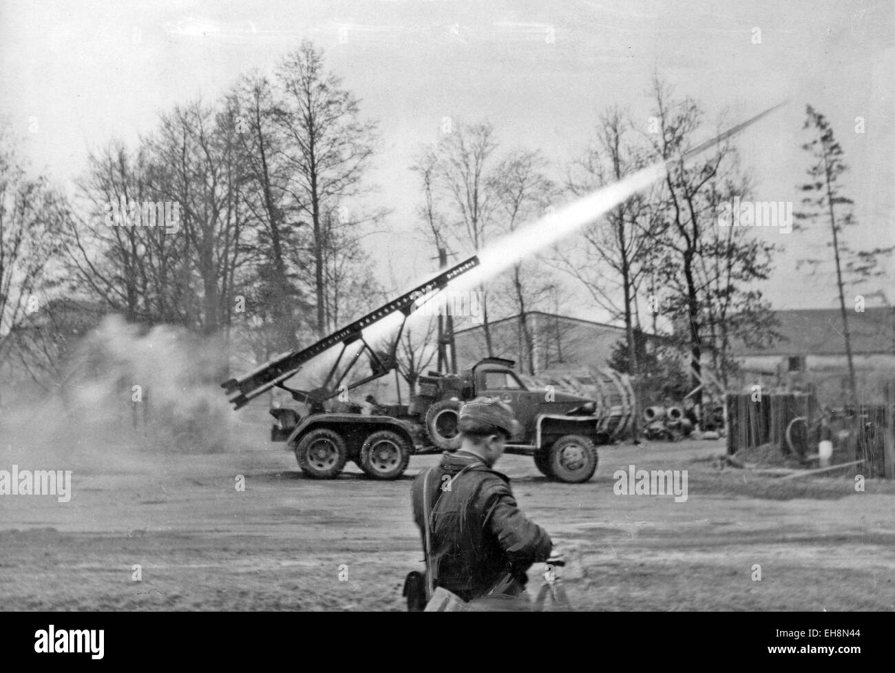 Lanzador de cohetes Katyusha soviético en acción cerca de Breslau, en febrero de 1945 Foto de stock
