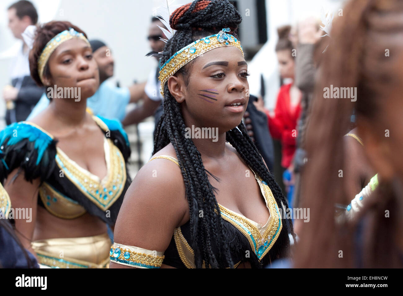 Atractiva joven negra en un disfraz de carnaval y largas trenzas Fotografía  de stock - Alamy