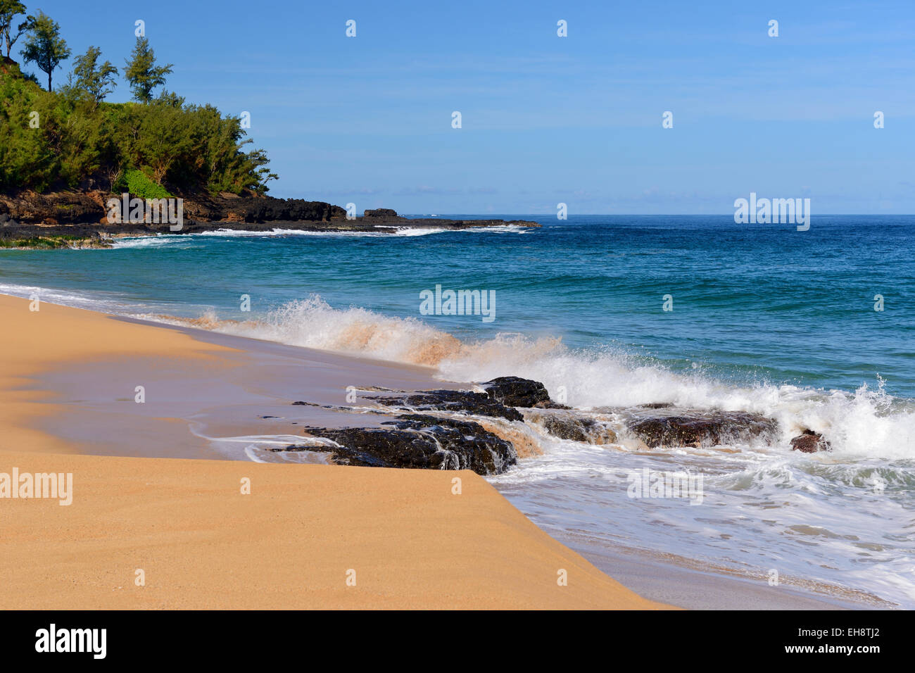 Playa del Secreto cerca del volcán Kilauea, Punto de Kauai, Hawaii, EE.UU. Foto de stock