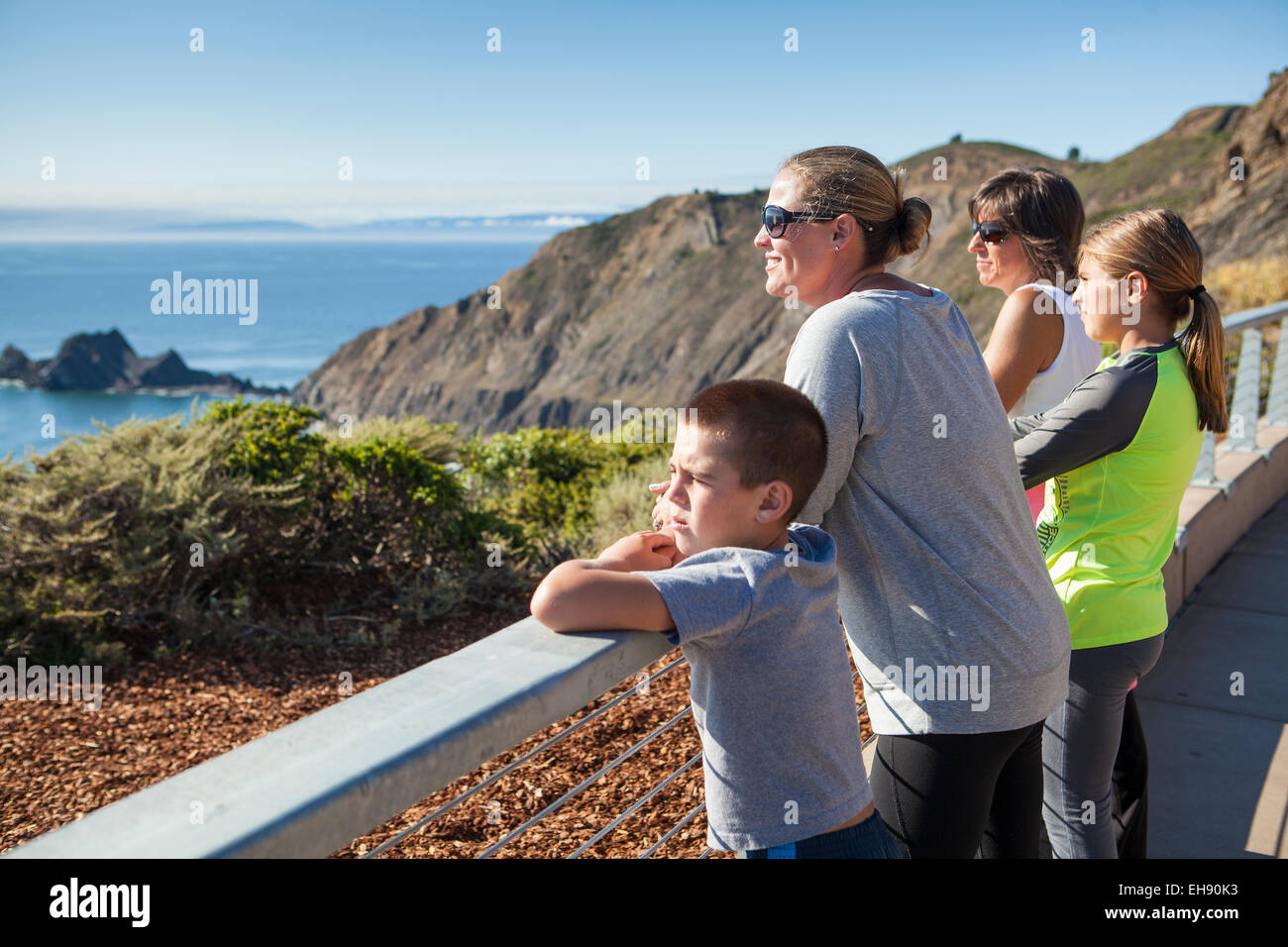 Familias buscan encima del océano de Devil's Slide sendero costero, cerca de Half Moon Bay, California Foto de stock