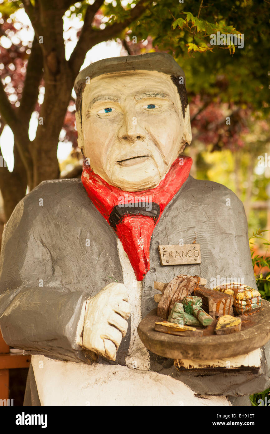 Estatua tallada de un hombre italiano, Half Moon Bay, California Foto de stock